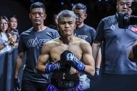 00：50“格斗女王”张伟丽说男友难找，被网友自荐私信“轰炸”吓坏：各种发视频和照片的